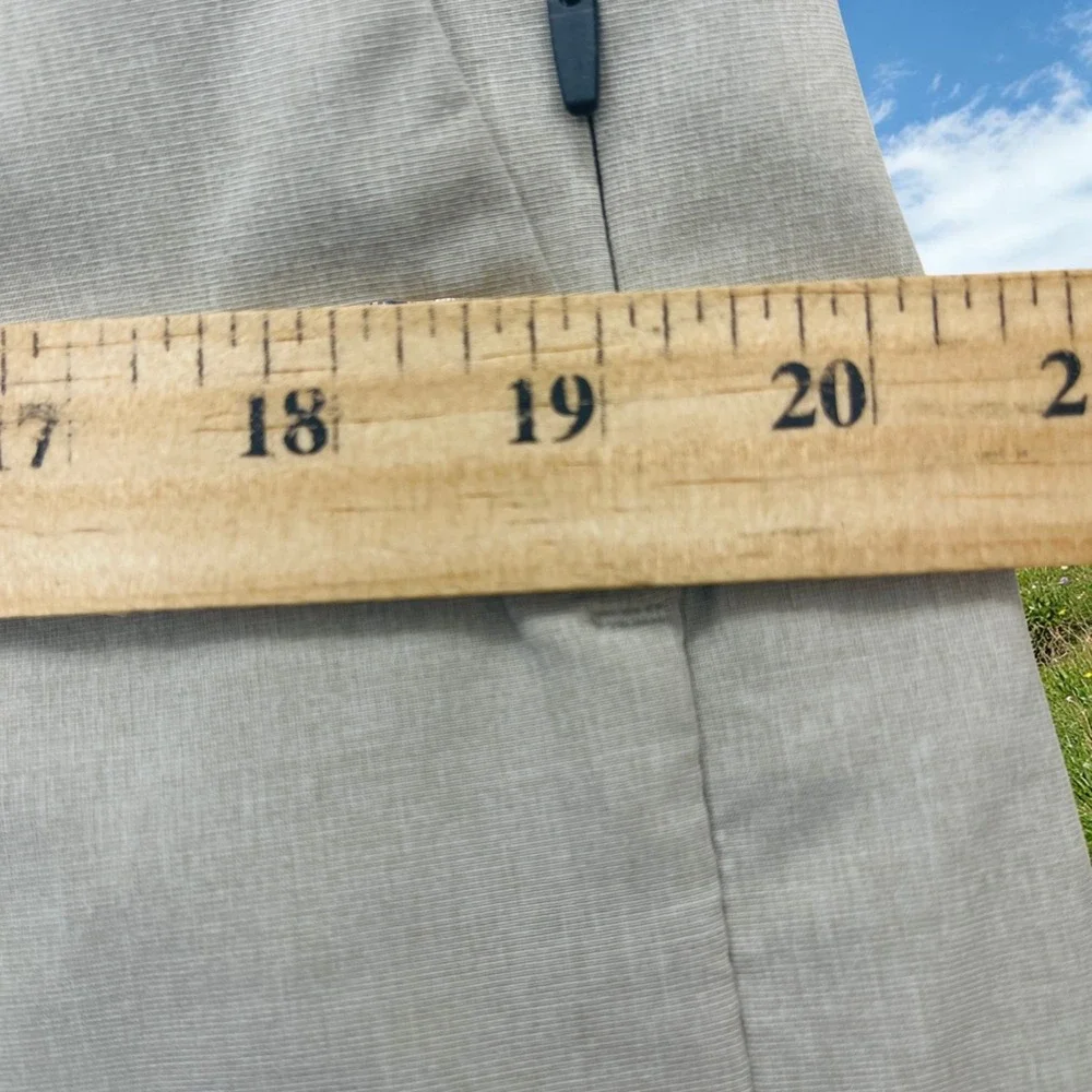 Vuori Aim Chino Golf Shorts Mens Size 36x8 Beige Style V368 Slash & Zip Pockets